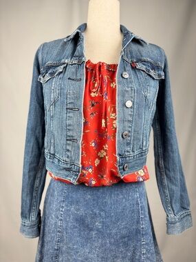 Levi’s Cropped Denim Jacket Medium Wash Fitted Jean Jacket